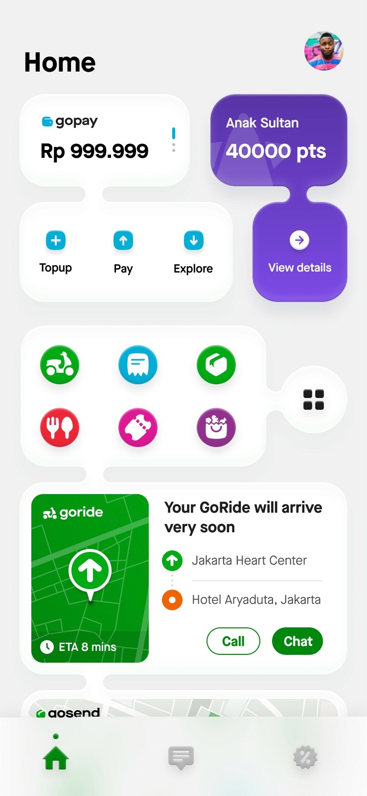 Gojek home screen showing a GoPay balance card, an "Anak Sultan 40000 pts" loyalty card, a grid of service icons, and an active GoRide trip card with ETA and driver contact buttons